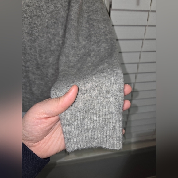 White House Black Market WOMENS Gray Cozy Polo V-Neck Sweater EUC Size L - Picture 4 of 13